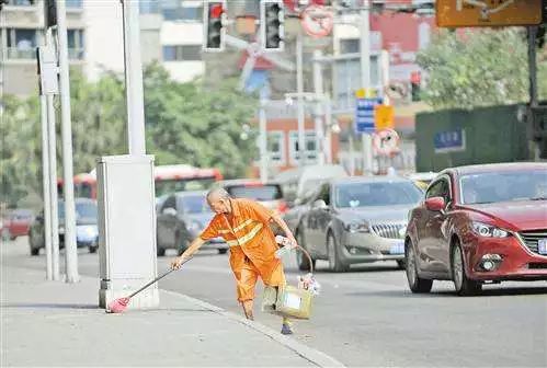 熱熱熱！南京體感溫度高達43℃，這群人卻不懼高溫在做這件事