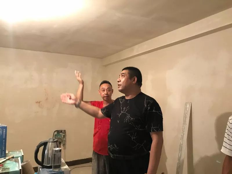熱熱熱！南京體感溫度高達43℃，這群人卻不懼高溫在做這件事