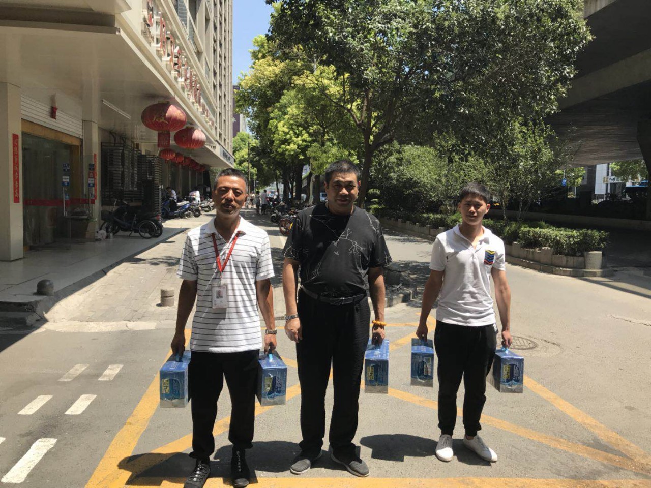 熱熱熱！南京體感溫度高達43℃，這群人卻不懼高溫在做這件事