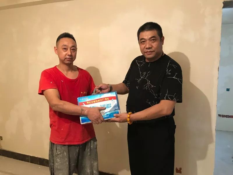 熱熱熱！南京體感溫度高達43℃，這群人卻不懼高溫在做這件事