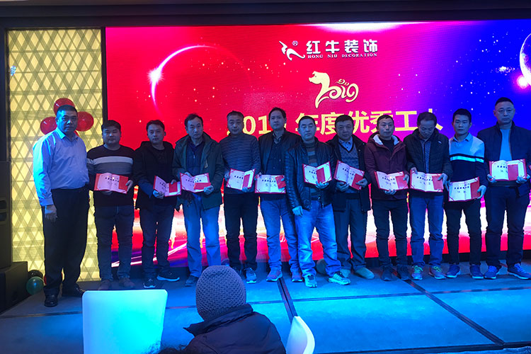 南京紅牛裝飾有這樣一位工人，據(jù)說他在工地上從來沒說過一句話，那么在這個(gè)現(xiàn)場(chǎng)他會(huì)跟大家說些什么呢？