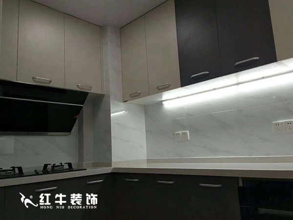 南京瑞鑫蘭庭竣工客戶看到紅牛裝修的效果，情不自禁地發(fā)出：“厲害了，我的家！”