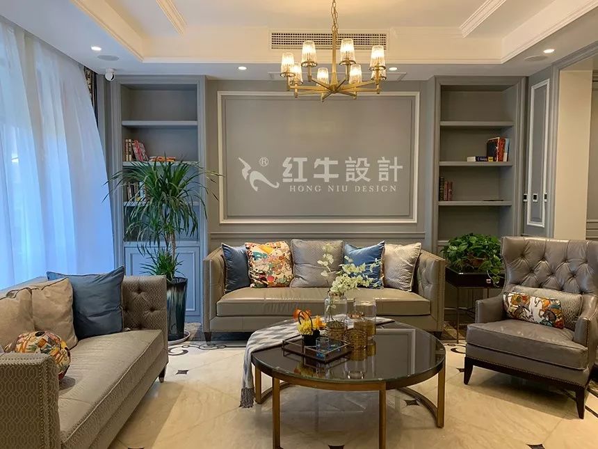 南京東墅山莊360㎡現(xiàn)代美式輕奢--設(shè)計(jì)師帶你欣賞完工別墅02客廳效果