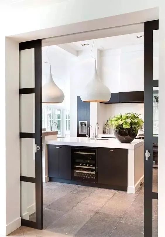 想裝玻璃推門，哪種更適合？