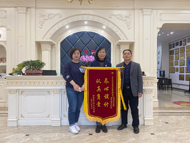 再收錦旗｜一面錦旗+一封超長感謝信，這背后究竟是怎樣的……