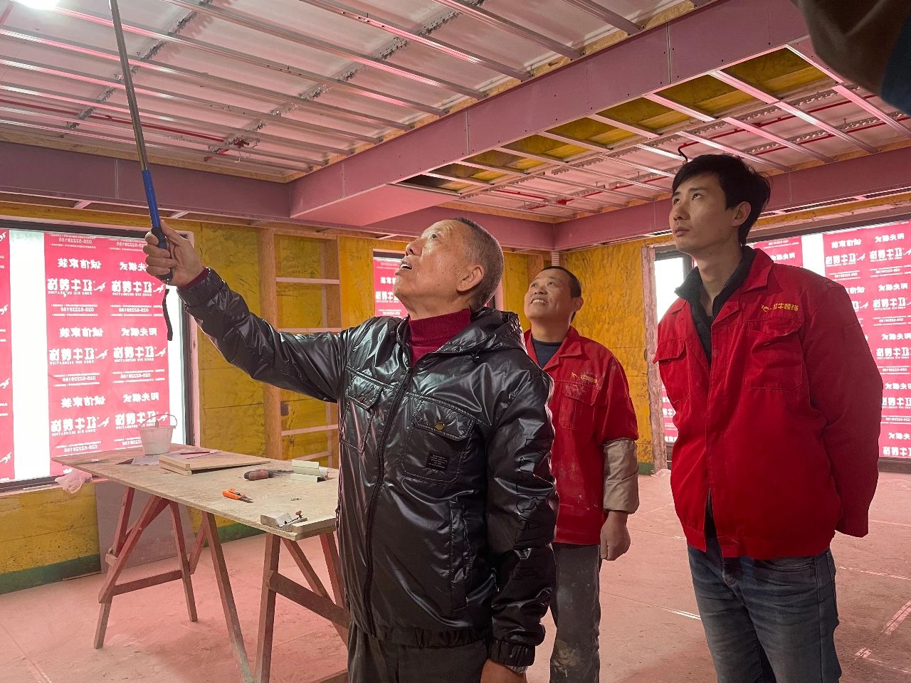 紅牛裝飾董事長又雙叒叕突擊工地巡檢，現(xiàn)場與工人、廠家溝通交流