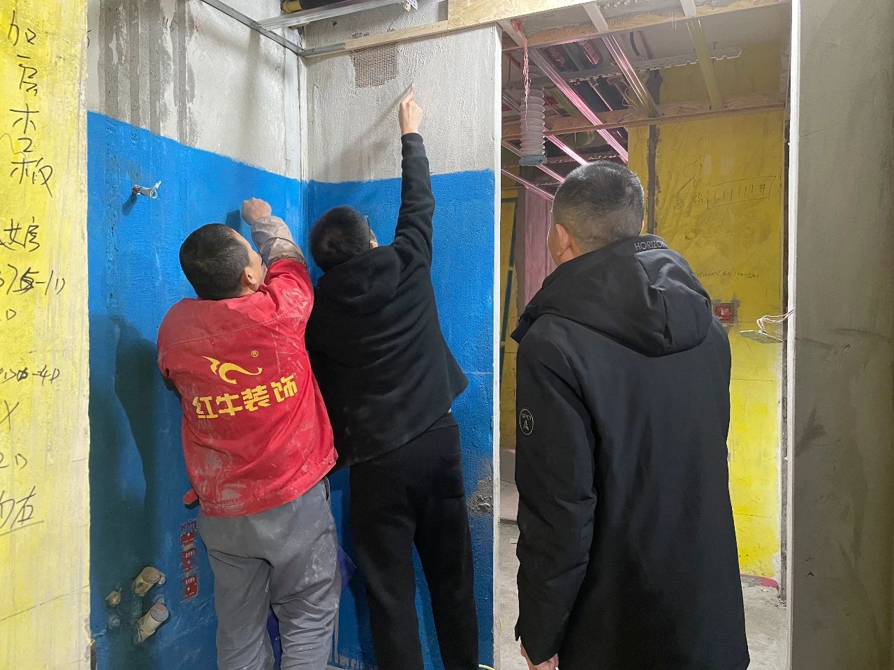 紅牛裝飾董事長(zhǎng)又雙叒叕突擊工地巡檢，現(xiàn)場(chǎng)與工人、廠家溝通交流