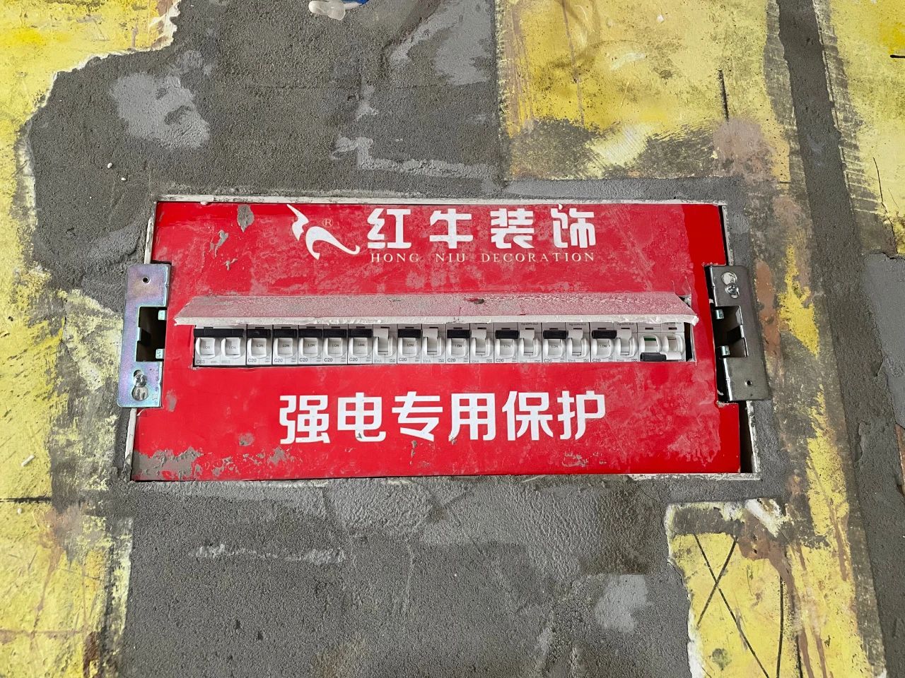 工地突擊巡檢：高溫下的堅(jiān)守，讓每個(gè)細(xì)節(jié)都經(jīng)得起檢驗(yàn)