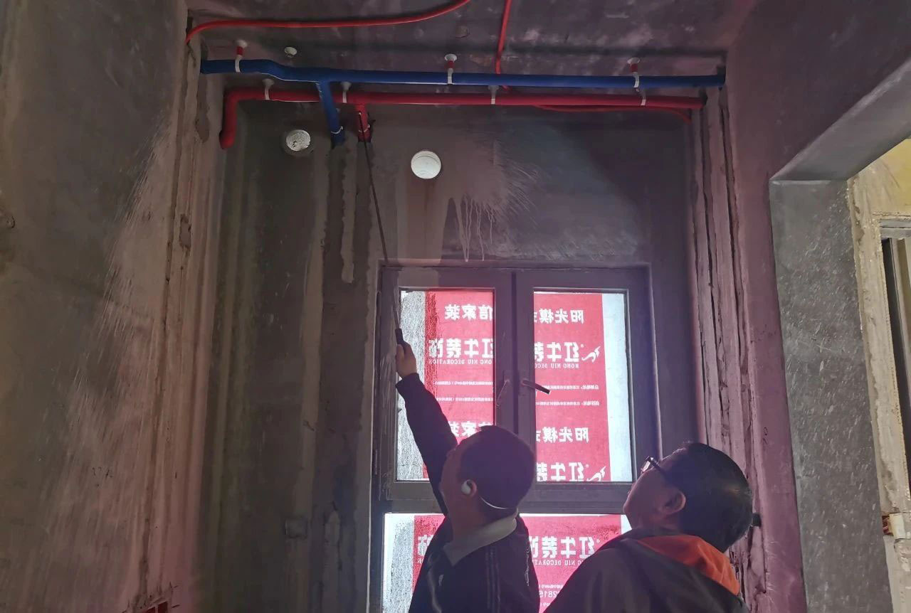 南京紅牛裝飾公司工地巡檢：雙11拼什么？我們?cè)谄促|(zhì)量！拼服務(wù)！