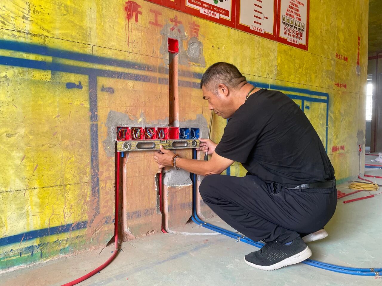 金九銀十裝修季｜南京紅牛裝飾工程總監(jiān)：工地巡檢無(wú)小事，嚴(yán)苛落實(shí)工藝標(biāo)準(zhǔn)！