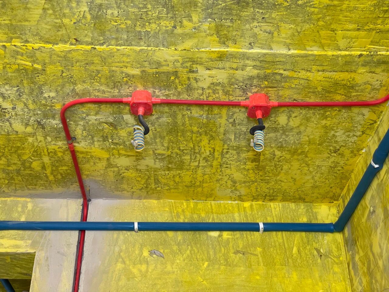 差別真的太大了！南京紅牛裝飾標準化水電工藝vs非正規(guī)／熟人施工隊的水電工藝！