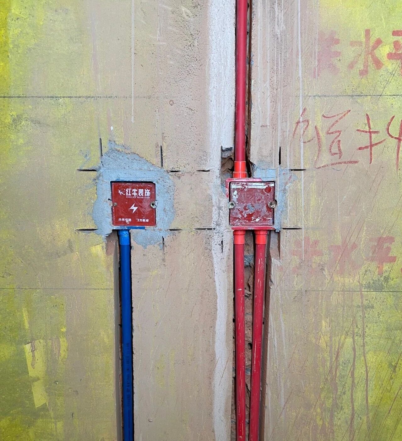 差別真的太大了！南京紅牛裝飾標準化水電工藝vs非正規(guī)／熟人施工隊的水電工藝！