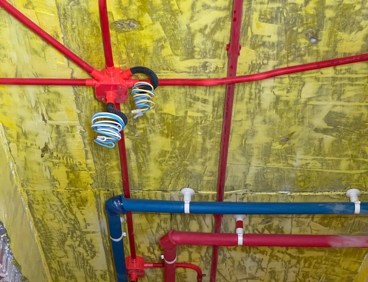 差別真的太大了！南京紅牛裝飾標準化水電工藝vs非正規(guī)／熟人施工隊的水電工藝！