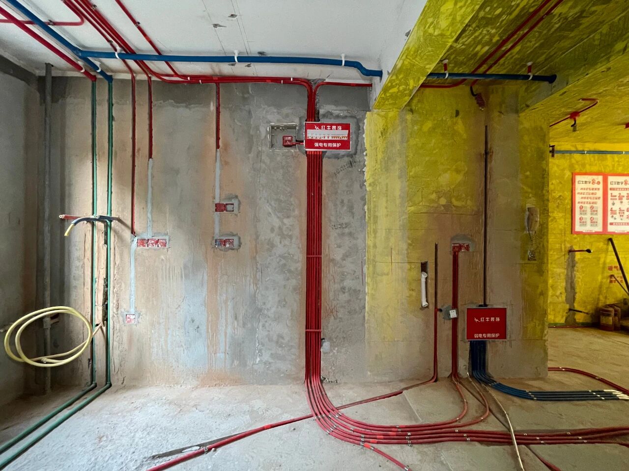 差別真的太大了！南京紅牛裝飾標準化水電工藝vs非正規(guī)／熟人施工隊的水電工藝！