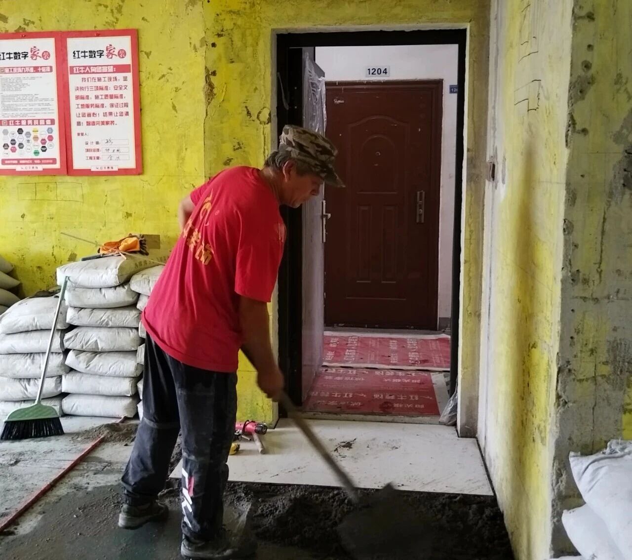 南京裝修公司紅牛裝飾工地突擊巡檢：一厘一毫堅(jiān)守品質(zhì)，一心一意守護(hù)新家！